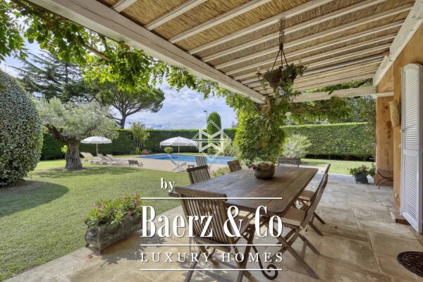 photo 2 Close to the center