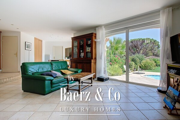 photo 8 Elegant Villa in a Prestigious Residential Area