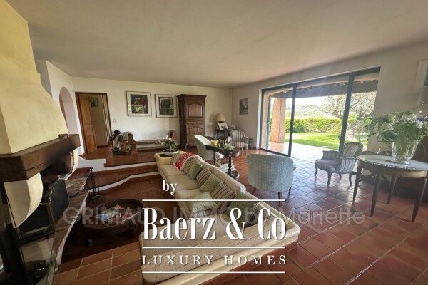 photo 9 Sea View Villa in a Prestigious Estate with a Swimming Pool