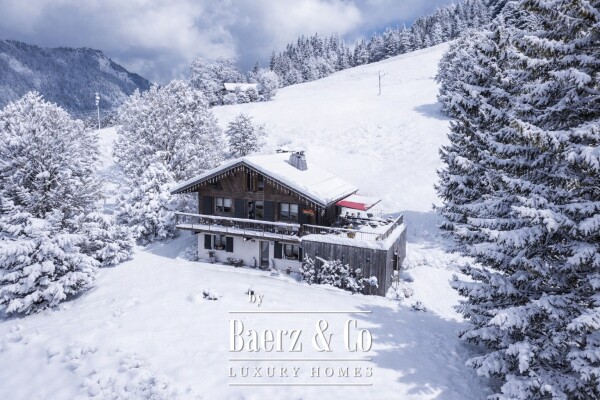 photo 2 4 BEDROOM WELCOMING CHALET - SKI IN SKI OUT