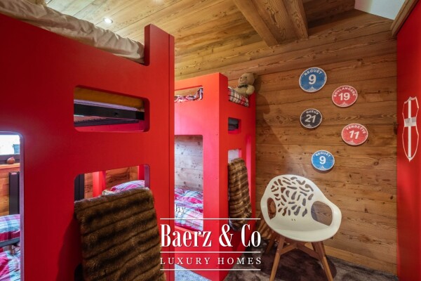 photo 11 4 BEDROOM WELCOMING CHALET - SKI IN SKI OUT